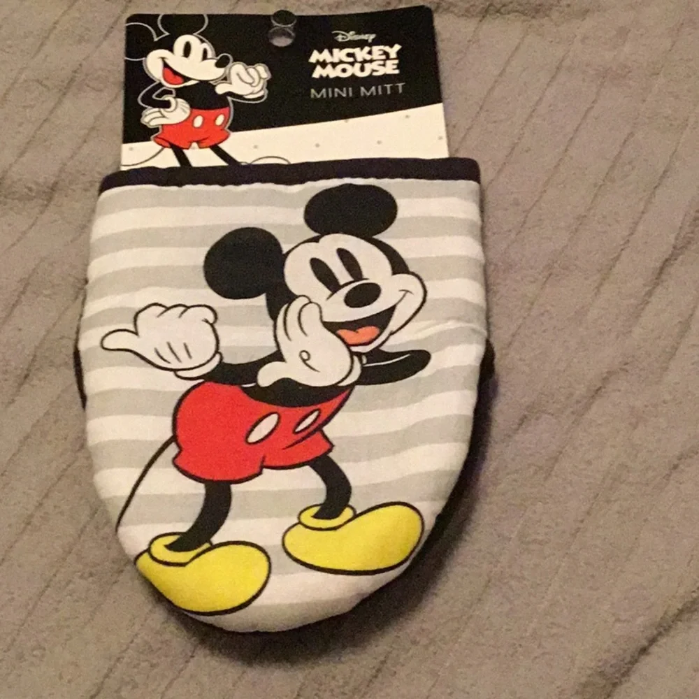 NWT Bundle Disney Mickey, Star Wars and Sponge bob  mini oven mitts bundle